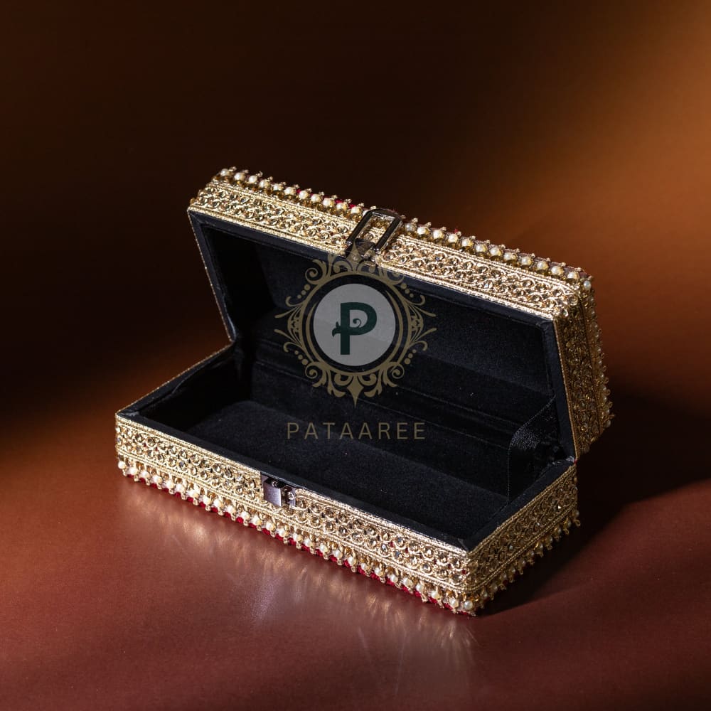 Surkh Cash Gift Box – Pataaree Studios Pvt Ltd