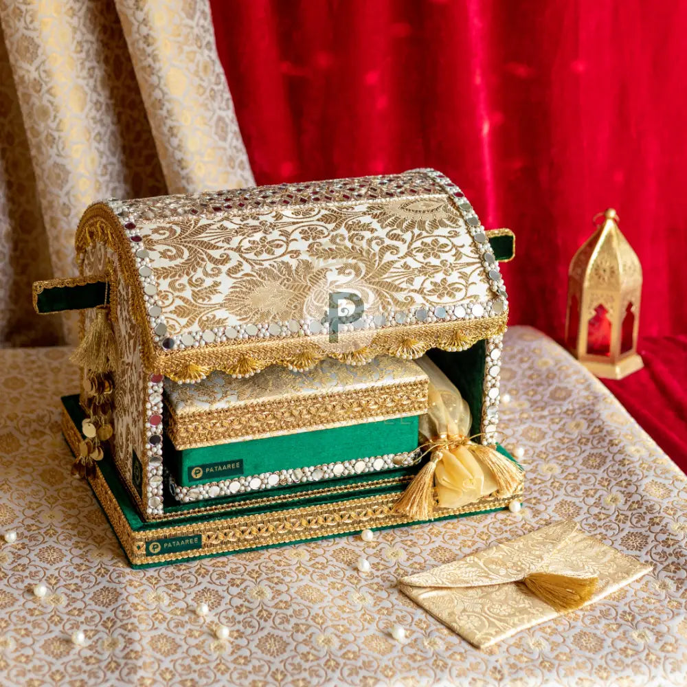 Ivory And Green Palki Sahe Chithi Set With Screen Printed Scroll